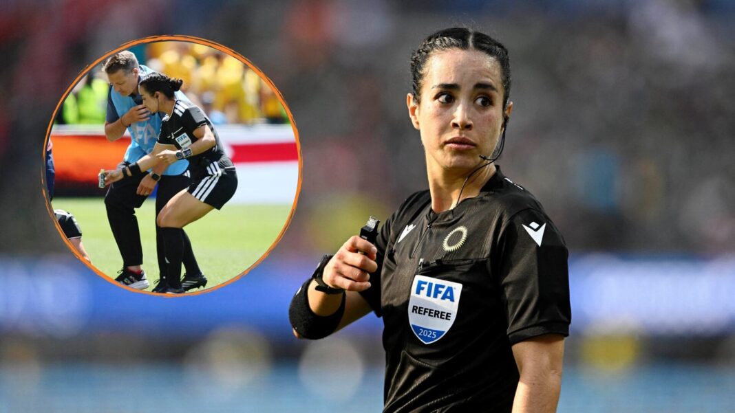 Árbitra Katia Itzel García sosteniendo un jugo de pepinillos durante el partido Estados Unidos vs Australia en el Mundial 2026
