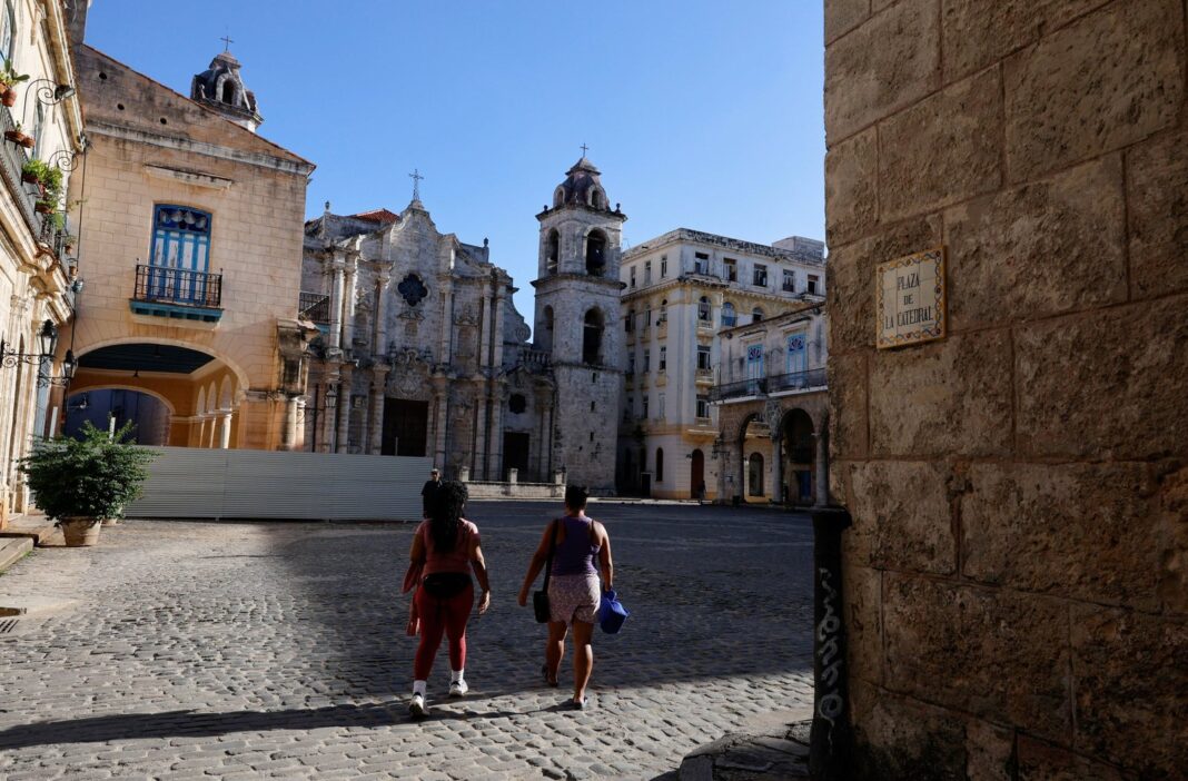 Calles vacías del casco histórico de La Habana Vieja con edificios coloniales y ausencia de turistas