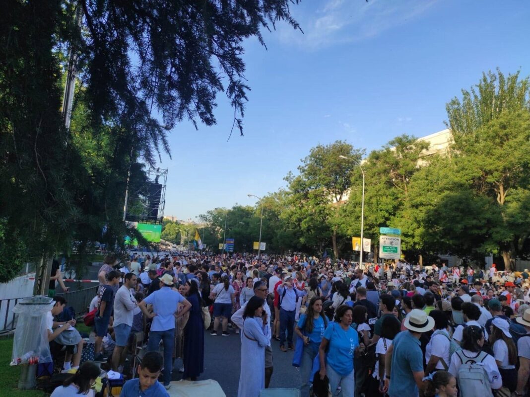 Papa León XIV en papamóvil saludando a fieles en Madrid