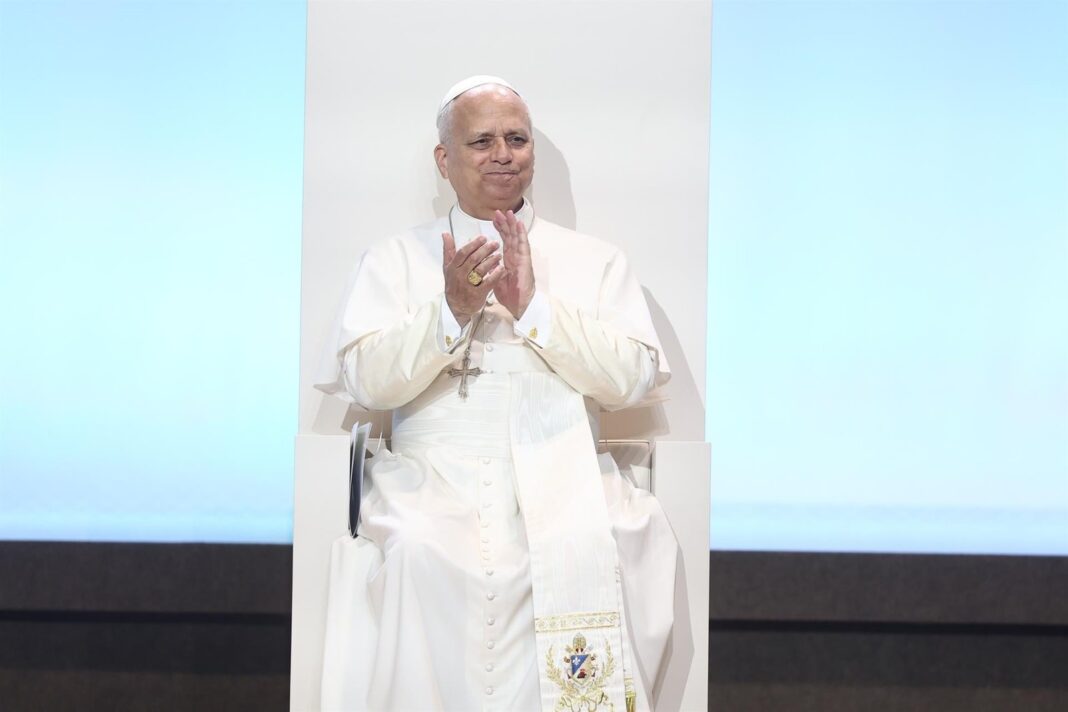 Papa León XIV en Ifema Madrid saludando a voluntarios