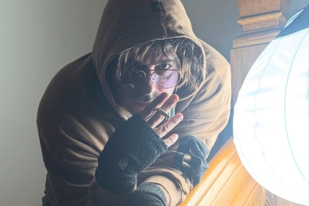 Marco Antonio Caponi caracterizado como Charly García en una foto de Instagram