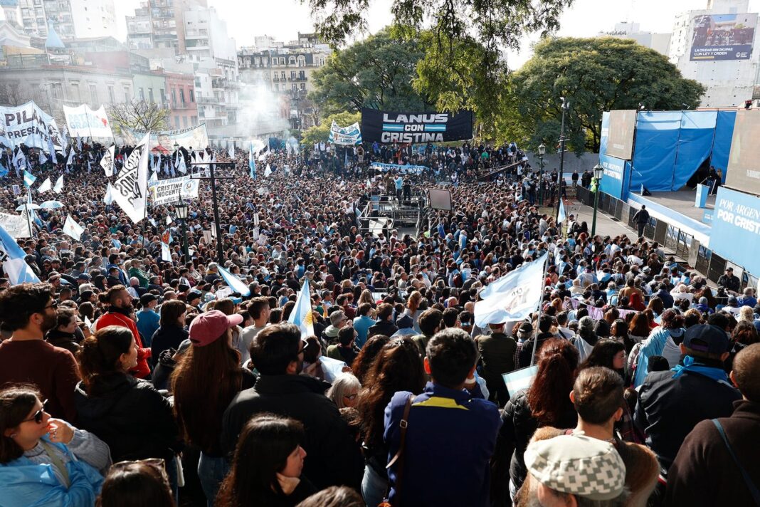 Máximo Kirchner habla durante banderazo en Parque Lezama