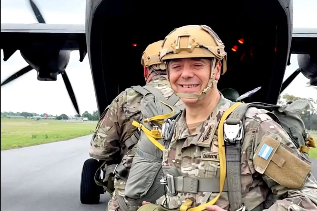 Ministro de Defensa Carlos Presti durante salto en paracaídas en Córdoba