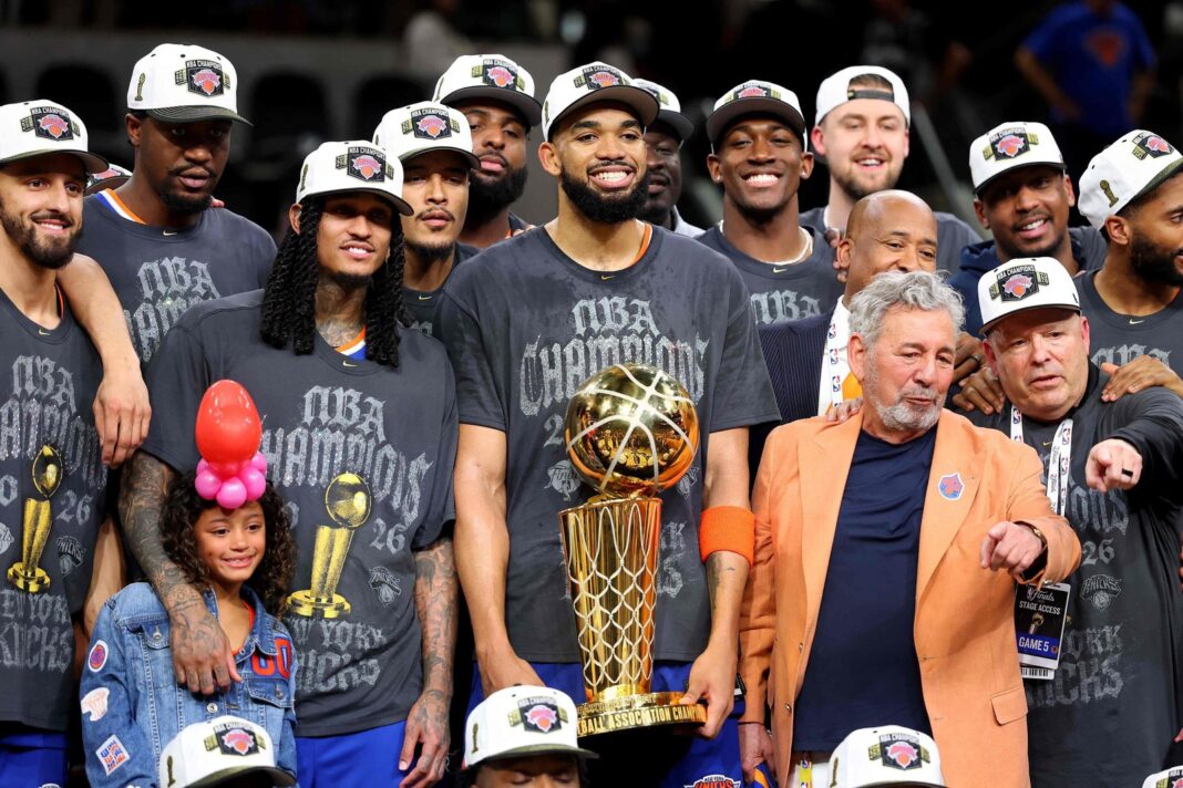 Jugadores de New York Knicks celebrando el título de la NBA
