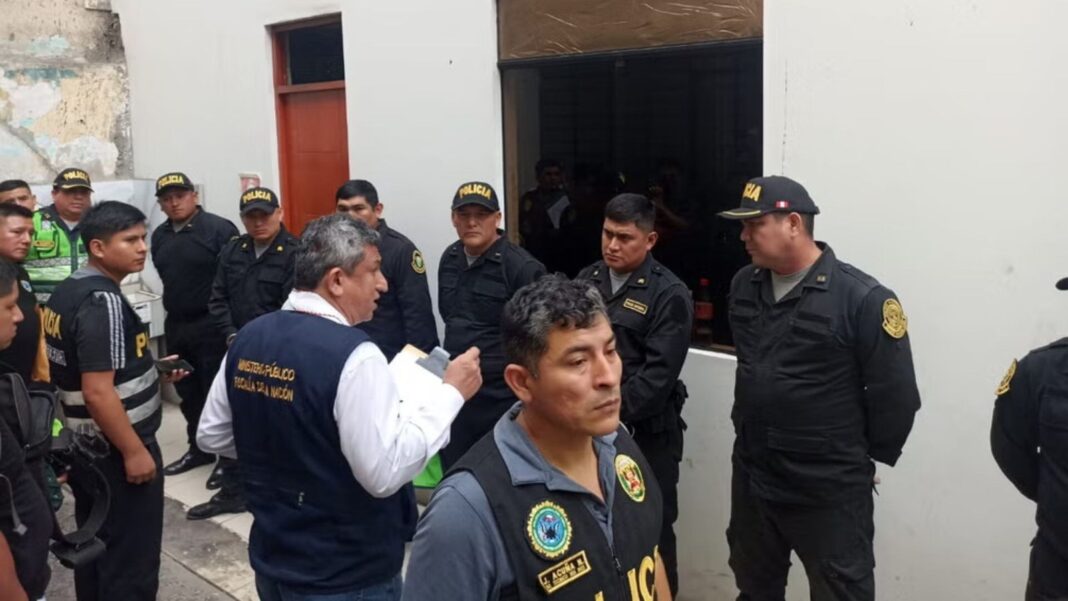Operativo conjunto en la comisaría de Vitarte con presencia de fiscales y policías