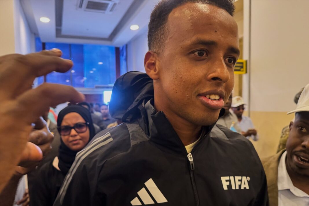 Omar Artan siendo recibido por el primer ministro de Somalia en Mogadiscio