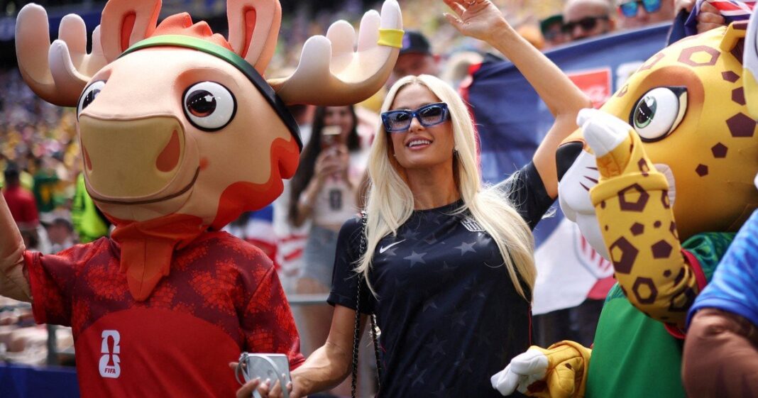 Paris Hilton en la tribuna del estadio durante el partido de Estados Unidos contra Australia