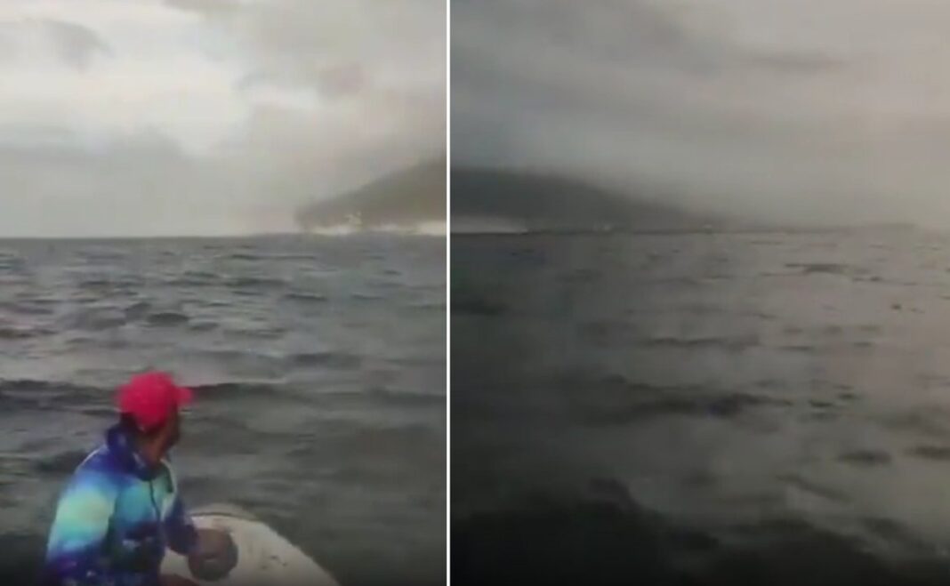 Pescadores en un bote filman el mar picado durante el terremoto en La Guaira