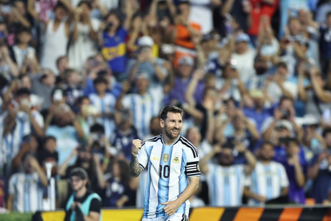 Jugadores de la selección argentina de fútbol en el campo de juego durante el Mundial 2026