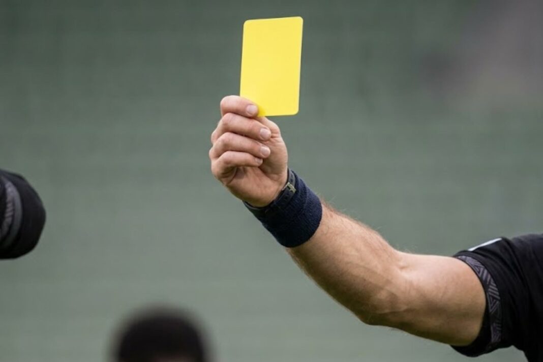 Tarjetas amarillas y rojas sobre un campo de fútbol en el Mundial 2026