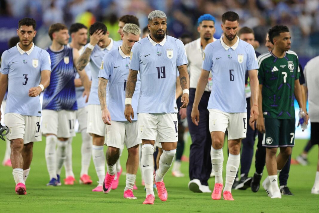 Estadio del Mundial 2026 con banderas de las selecciones participantes