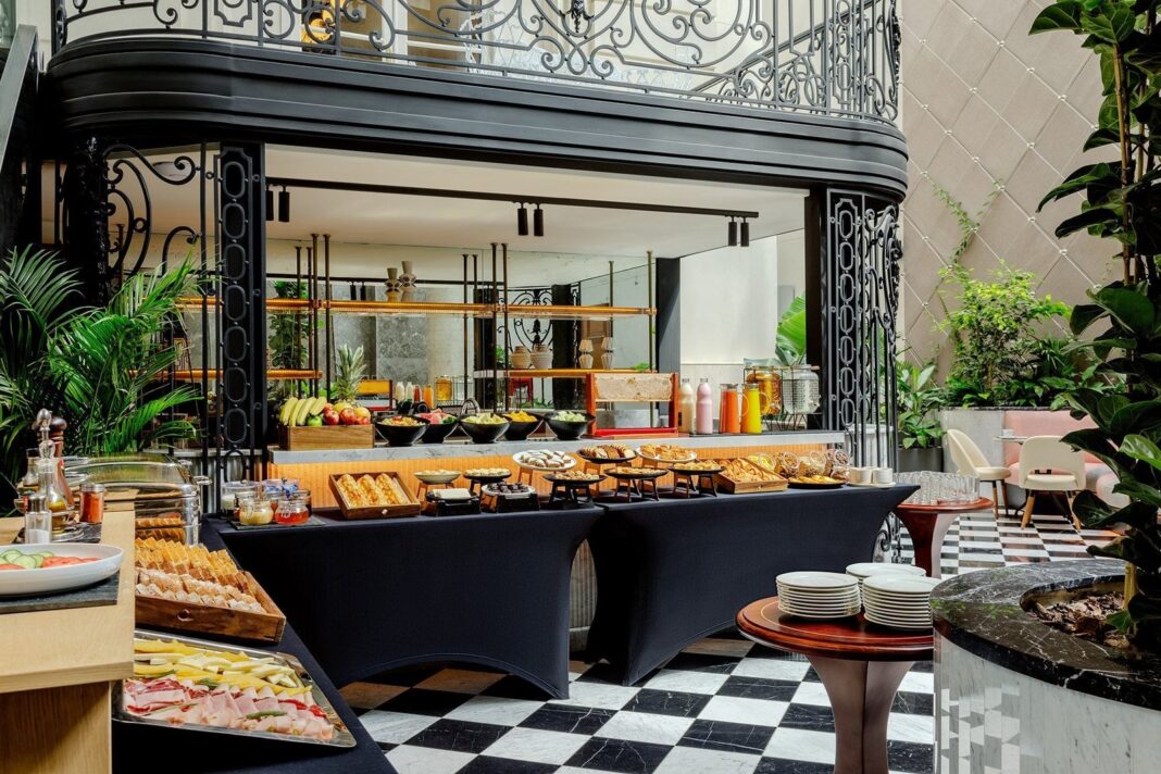 Interior de un restaurante en Recoleta con decoración elegante y mesas preparadas