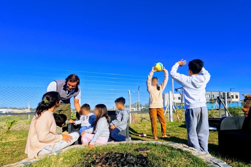 Familia numerosa con seis niños en una casa en Pilar