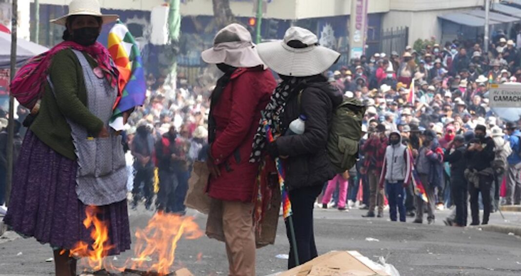 Uniformados en operativo de desbloqueo en San Julián, Bolivia