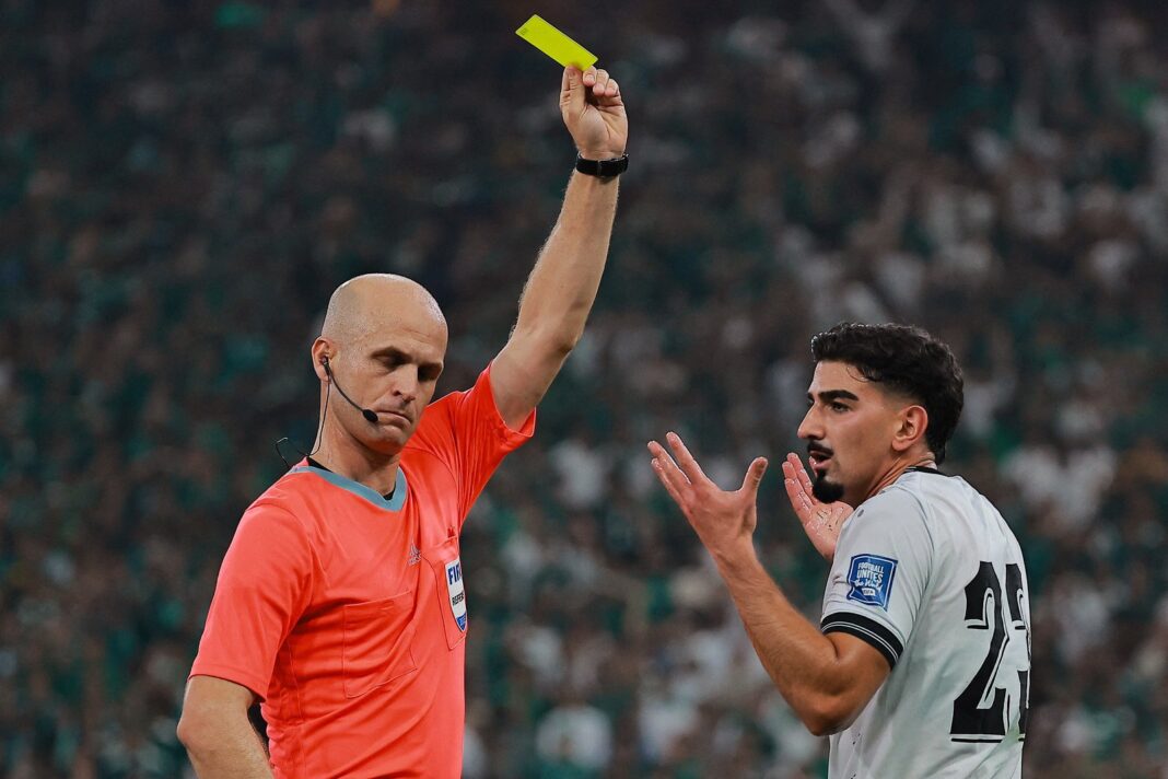 Árbitro Adham Makhadmeh durante un partido internacional