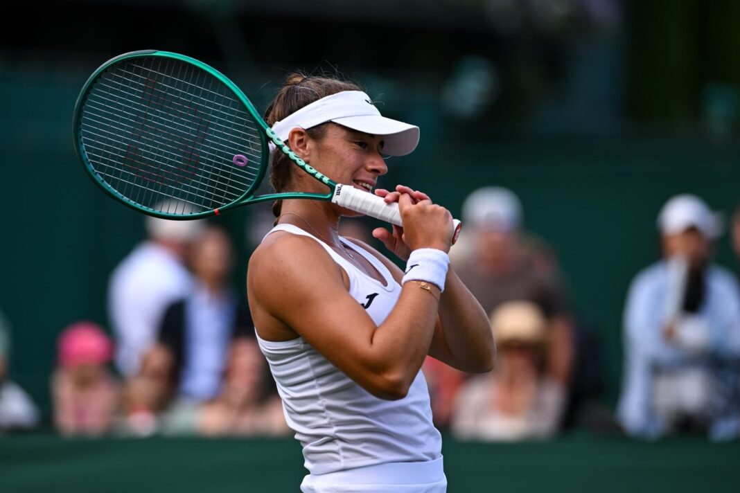 Solana Sierra durante su partido contra Anna Bondar en Wimbledon 2025
