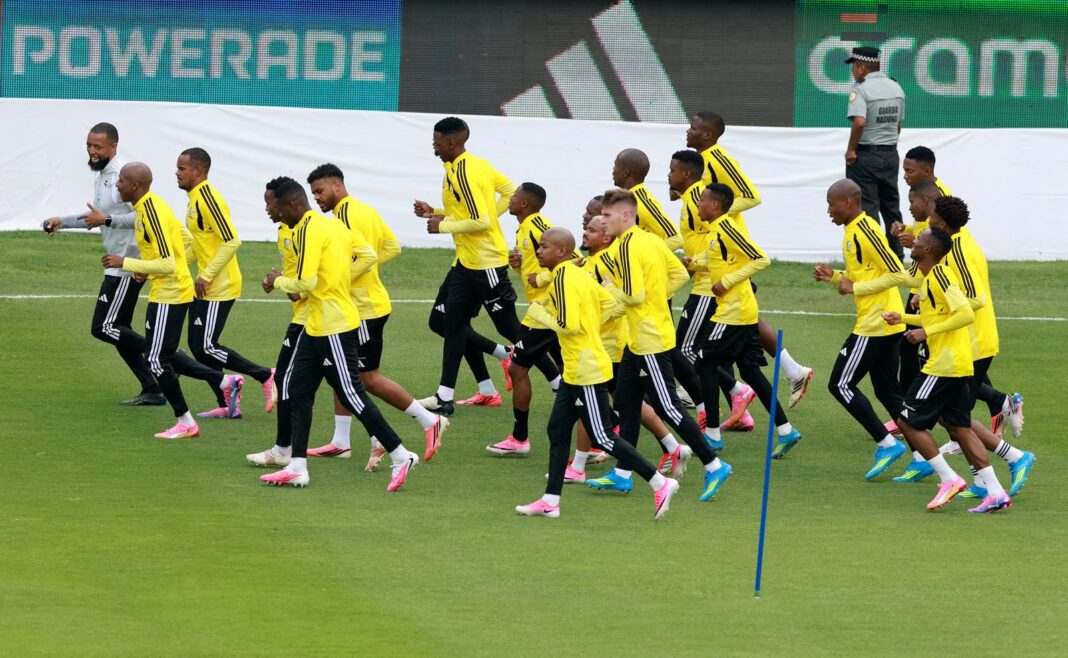 Jugadores de la Selección de Sudáfrica entrenando en el campo de preparación para el Mundial 2026