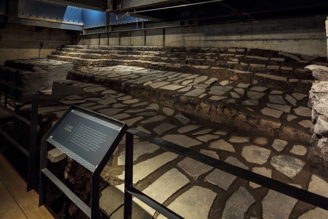 Vista del Templo de Ehécatl-Quetzalcóatl en el Museo del Templo Mayor de Ciudad de México
