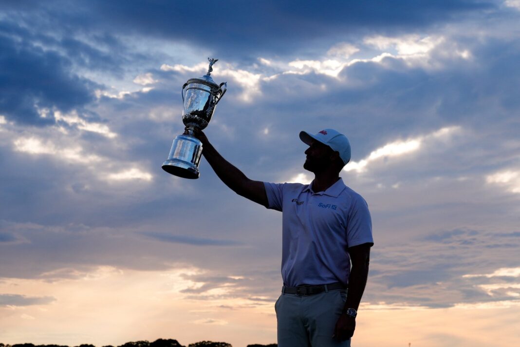 Wyndham Clark levanta el trofeo del US Open 2026 en el green del hoyo 18 de Shinnecock Hills