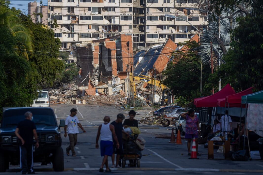 Rescatistas trabajan entre escombros en Venezuela tras el doble terremoto