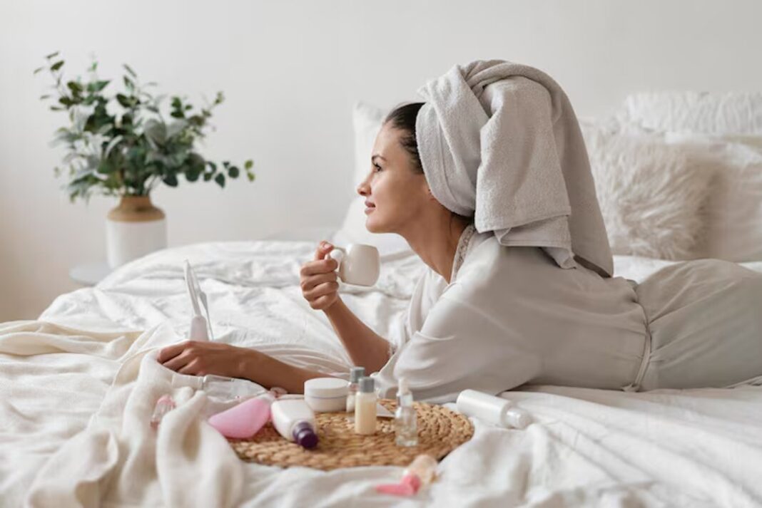 Persona bebiendo un vaso de agua al despertar, representando autocuidado físico