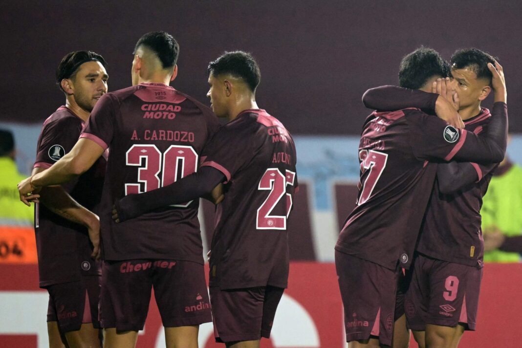 Jugador de Lanús disputa el balón durante un partido de la Copa Sudamericana