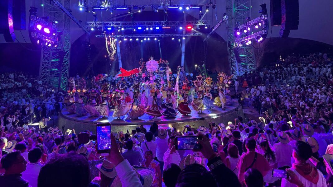 Auditorio Guelaguetza de Oaxaca durante el cierre vespertino de la Guelaguetza 2026