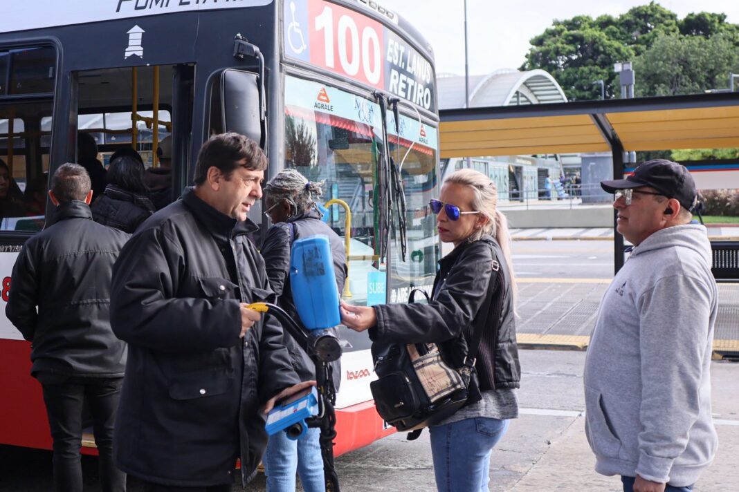 Colectivo en el AMBA con cartel de tarifa