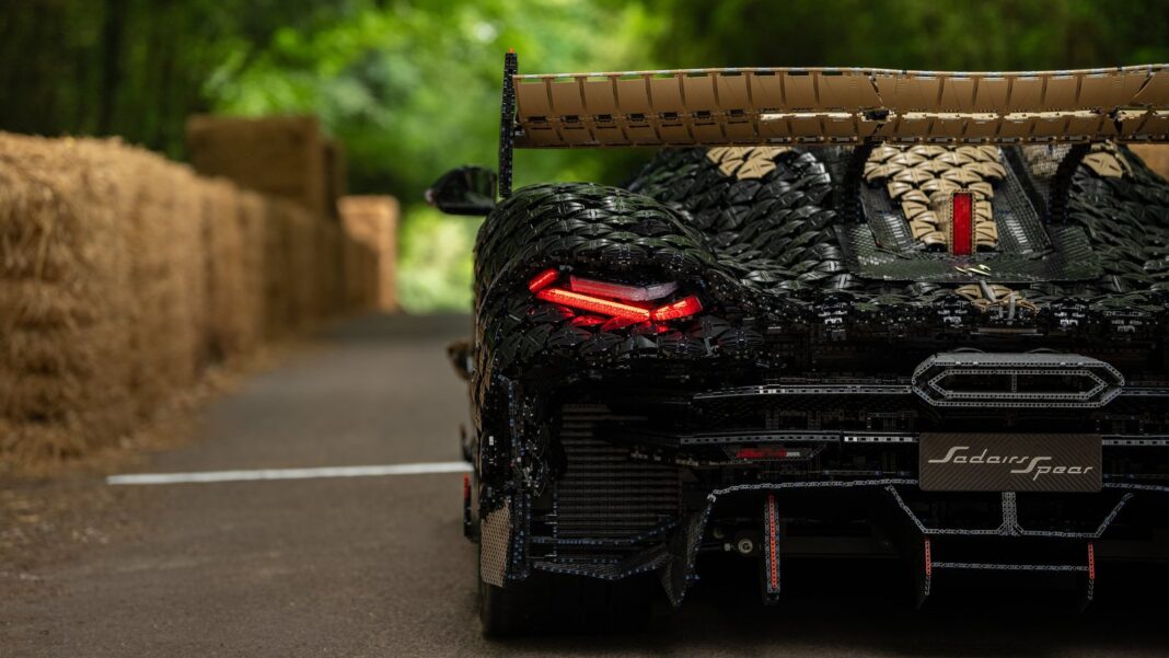 Réplica funcional de Lego del Koenigsegg Sadair’s Spear en el circuito de Goodwood