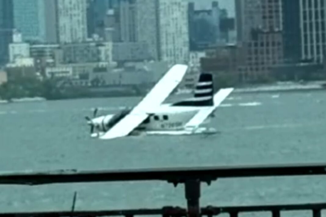 Hidroavión blanco escorado en el East River de Nueva York tras aterrizaje de emergencia