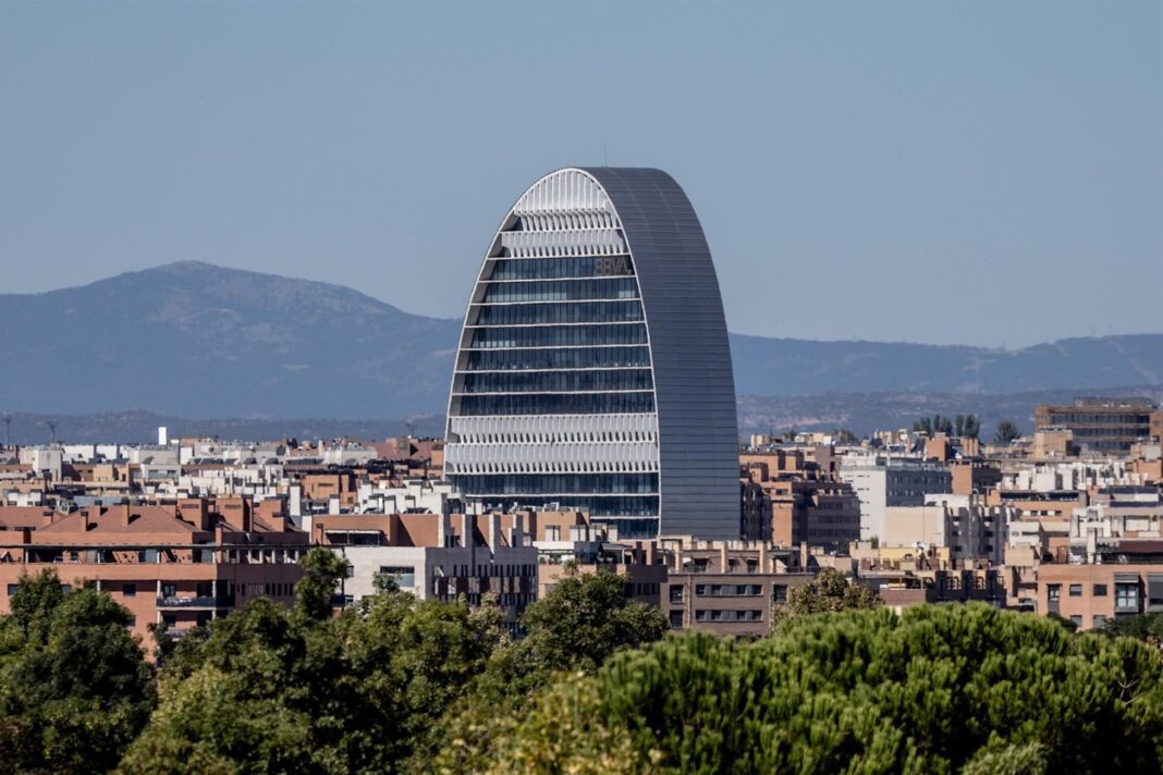 Edificio de BBVA con el logotipo del banco