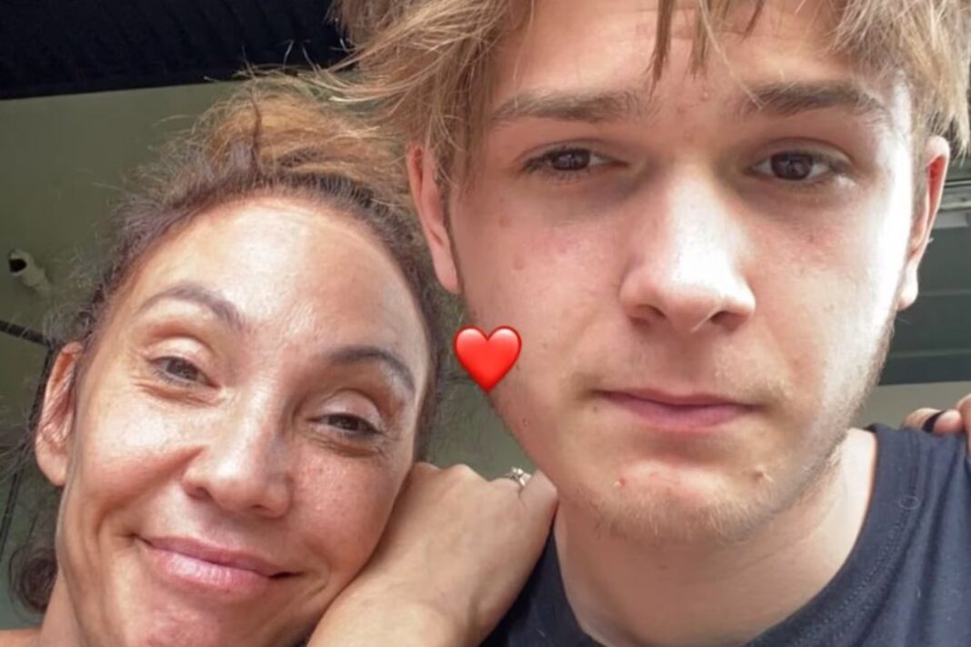 Benicio y Ernestina Pais en el acto de egreso del colegio secundario en 2021