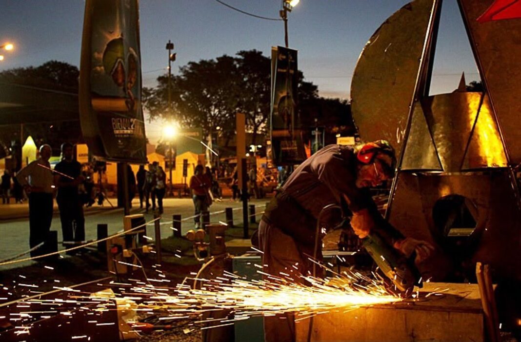Escultores trabajando en vivo durante la Bienal Internacional de Escultura del Chaco en el Parque 2 de Febrero de Resistencia