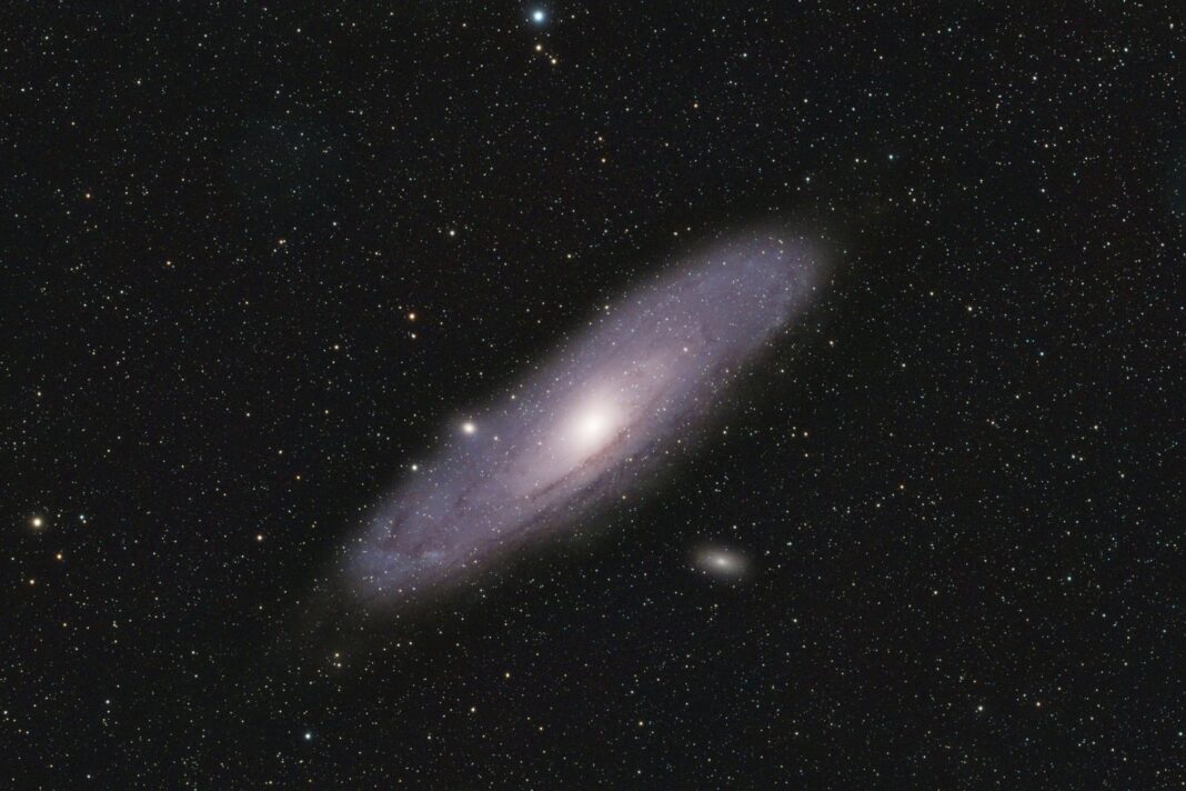 Imagen de la galaxia de radio TGSSJ1530+1049 captada por el Telescopio James Webb