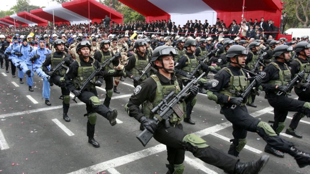 Vista de la avenida Brasil con señalización de desvío por montaje de estrados para la Gran Parada y Desfile Militar 2026