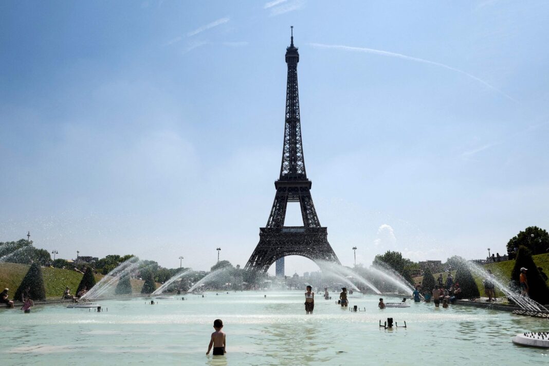 Torre Eiffel en París con cielo despejado y altas temperaturas