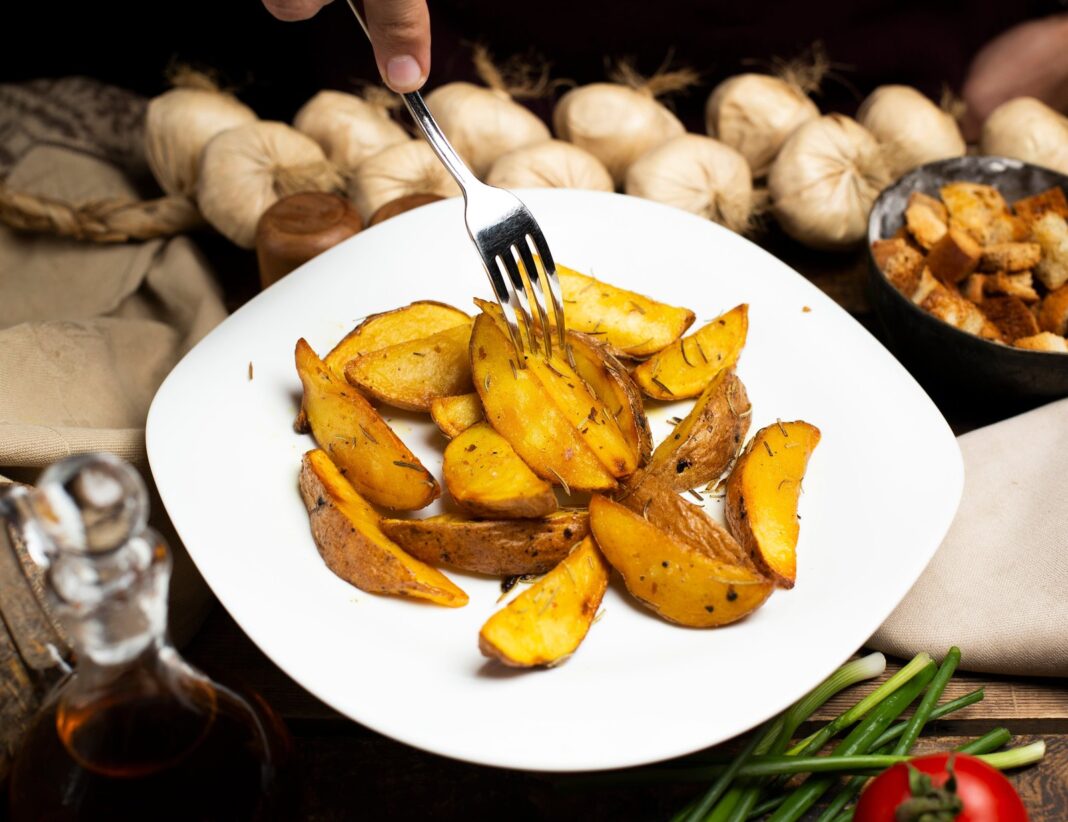 Patatas gajo al horno en bandeja con especias
