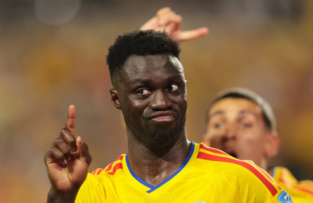 Davinson Sánchez con la camiseta de Galatasaray durante un partido
