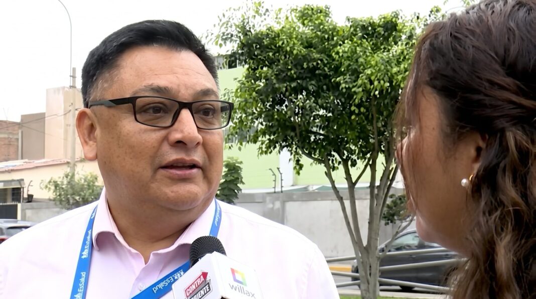 Vehículo oficial de EsSalud estacionado frente a un colegio