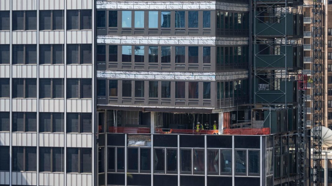 Edificio en East 42nd Street, Manhattan, con perímetro de seguridad y equipos de emergencia