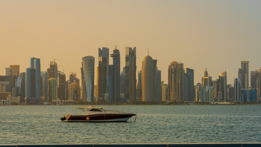 Vista del centro de la ciudad de Doha al amanecer