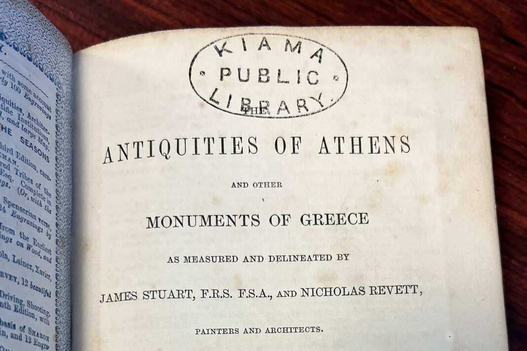 Portada del libro Antiquities of Athens devuelto a la Biblioteca de Kiama