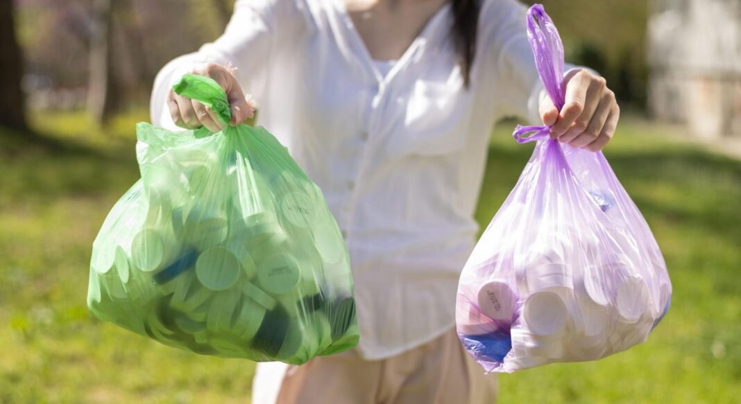 Bolsas de plástico descartables en un entorno urbano