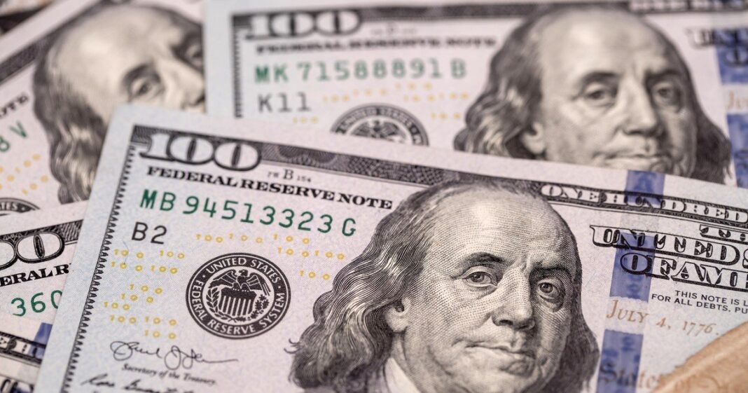 Billetes de dólar azul sobre fondo blanco
