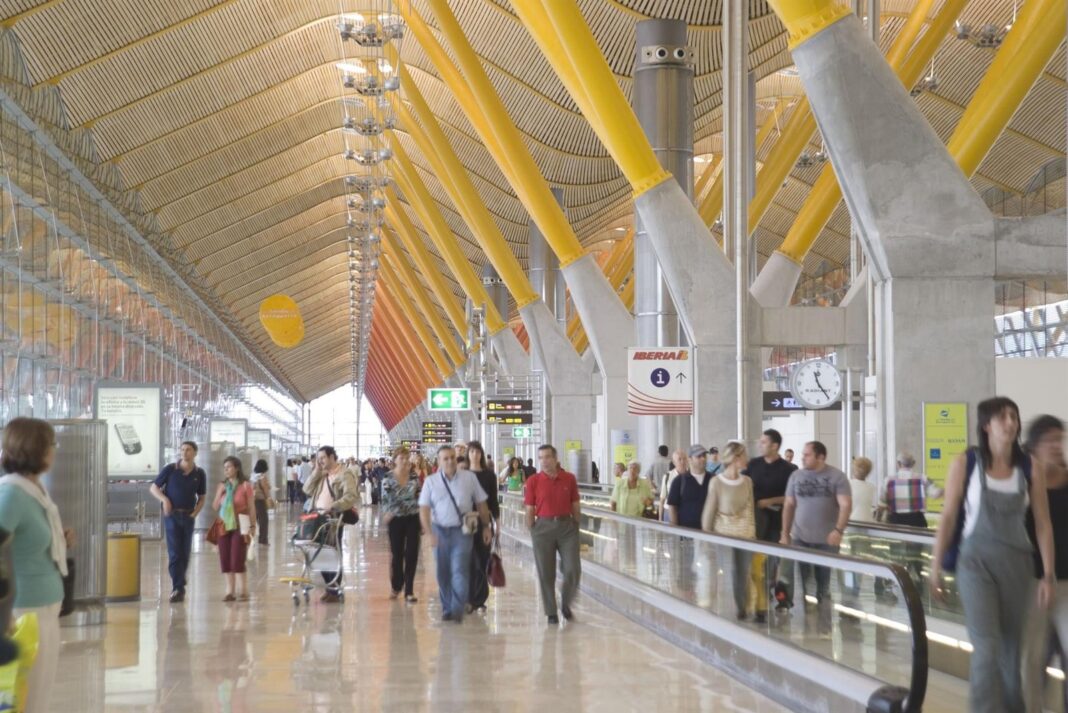 Pasajeros en aeropuerto español