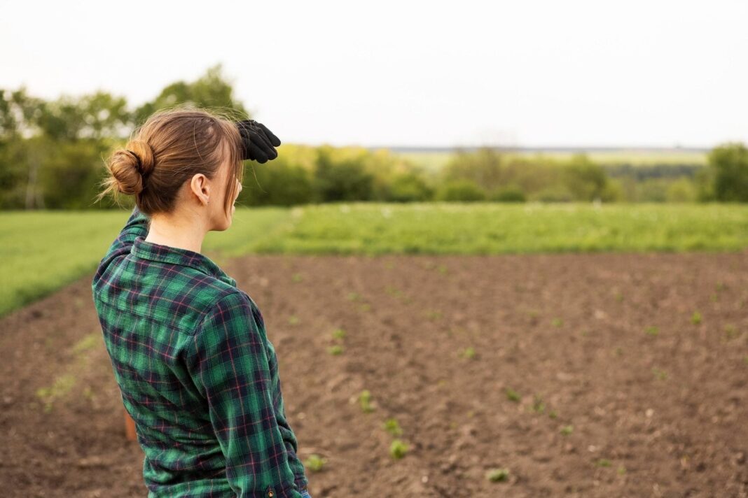 Mujeres en un entorno rural caminando por un camino de tierra