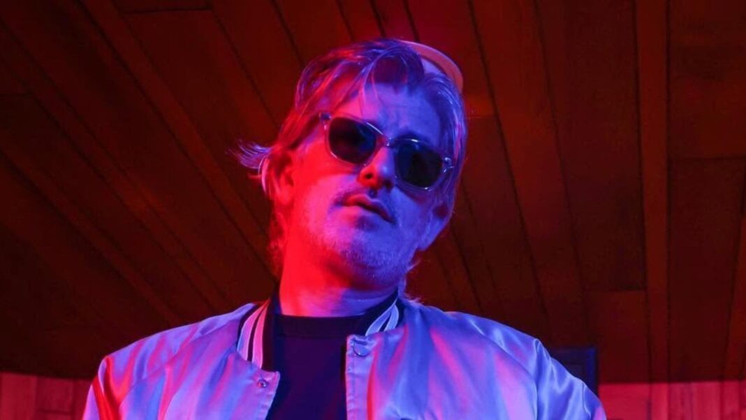 Kavinsky durante su actuación en Paseo de la Reforma, Ciudad de México