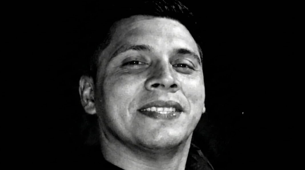 Familiar de Eduardo Damián López sosteniendo un cartel con la frase 'Justicia por Damián'