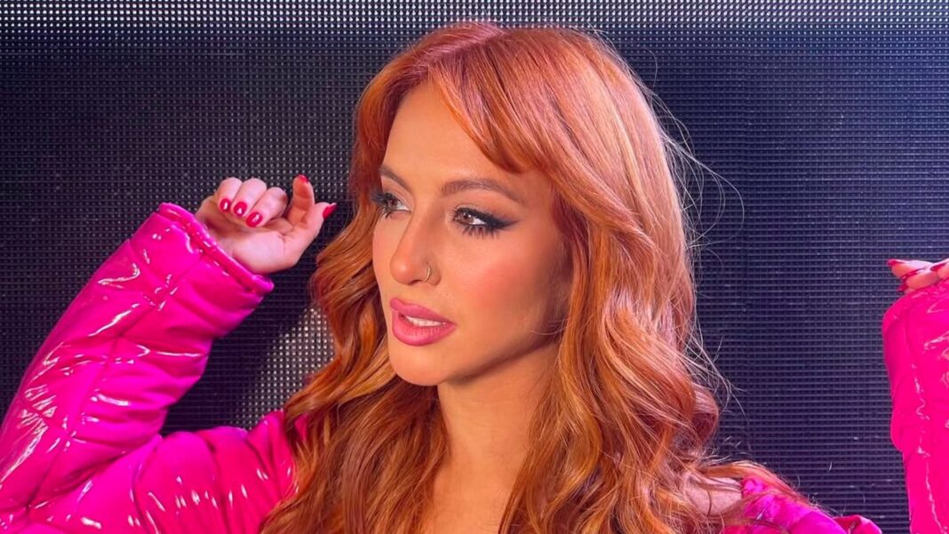 Flor Vigna posando para la promoción de La Casa de los Famosos México 4
