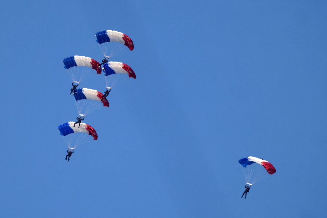 Desfile militar del Día de la Bastilla en París con soldados y aviones sobre la avenida de los Campos Elíseos